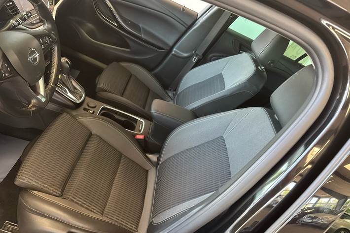 Sort Opel Astra fra 2020