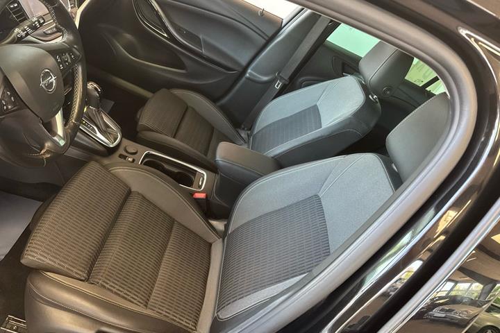 Sort Opel Astra fra 2020