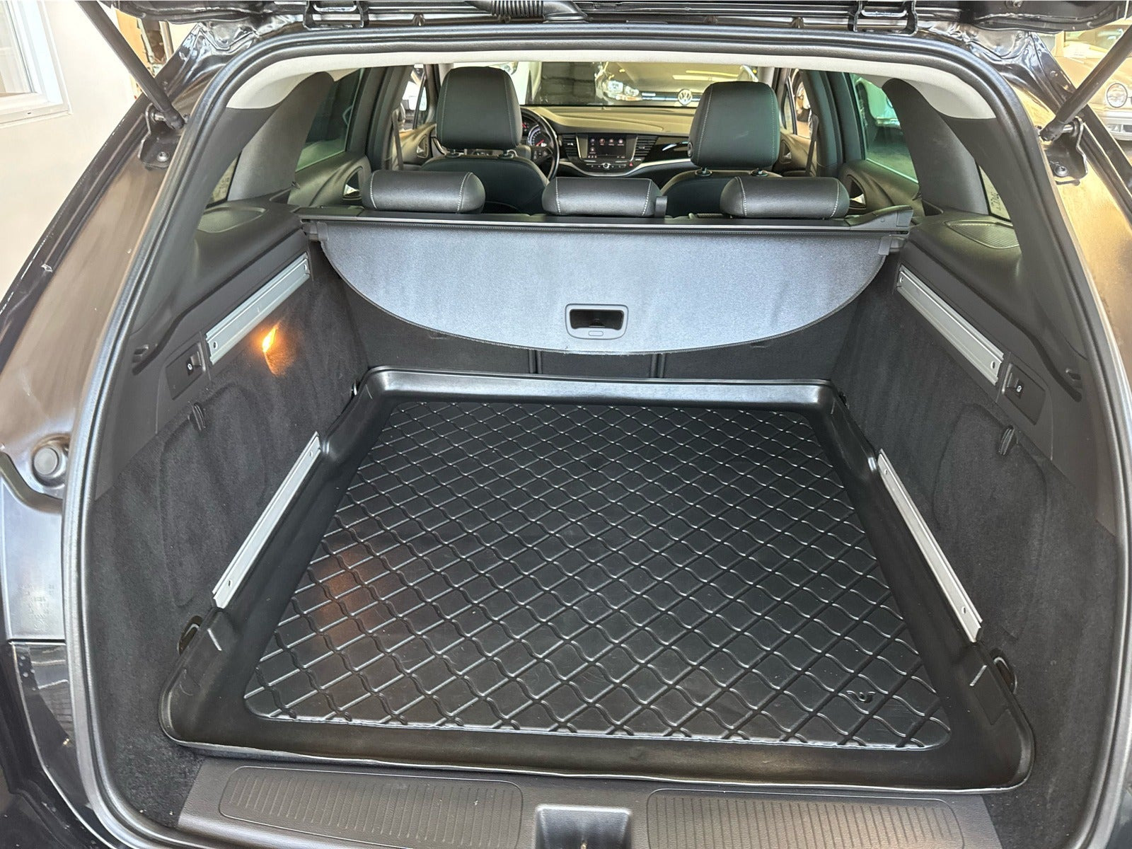 Sort Opel Astra fra 2020