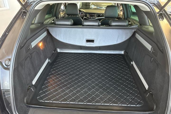Sort Opel Astra fra 2020