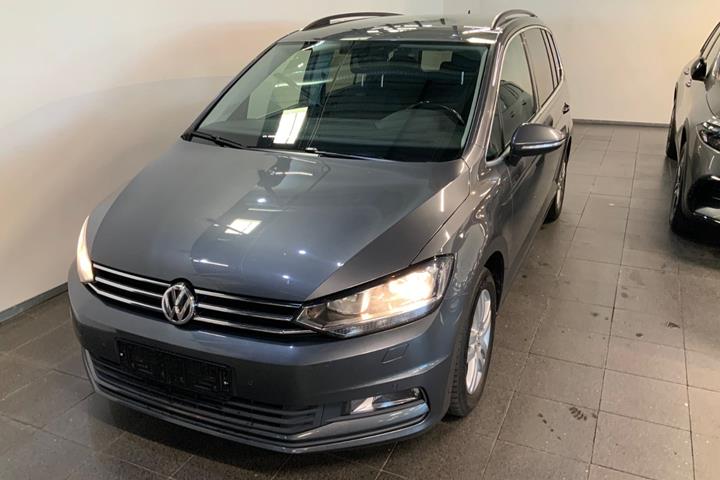 Grå VW Touran fra 2017 set udefra