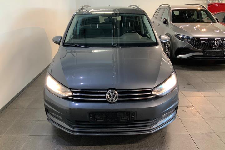 Grå VW Touran fra 2017