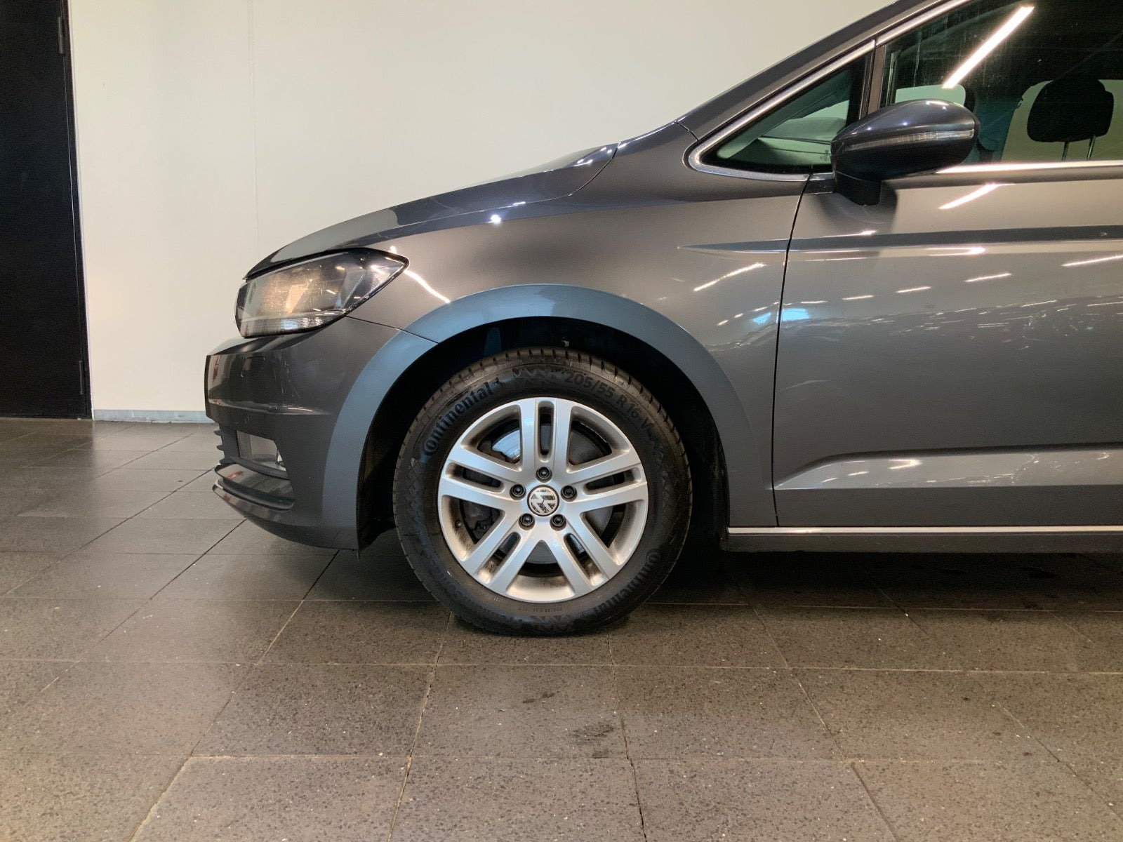 Grå VW Touran fra 2017