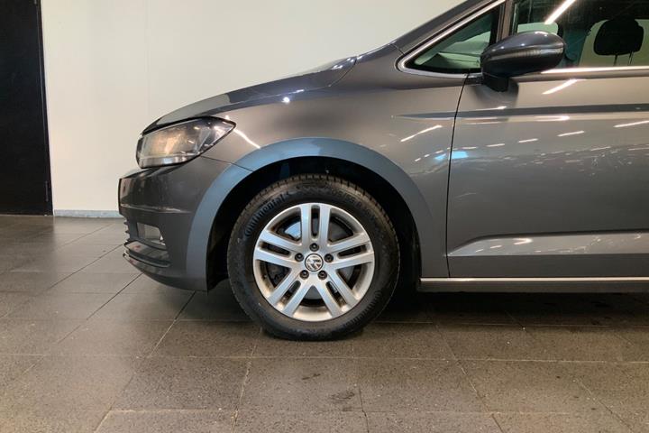 Grå VW Touran fra 2017
