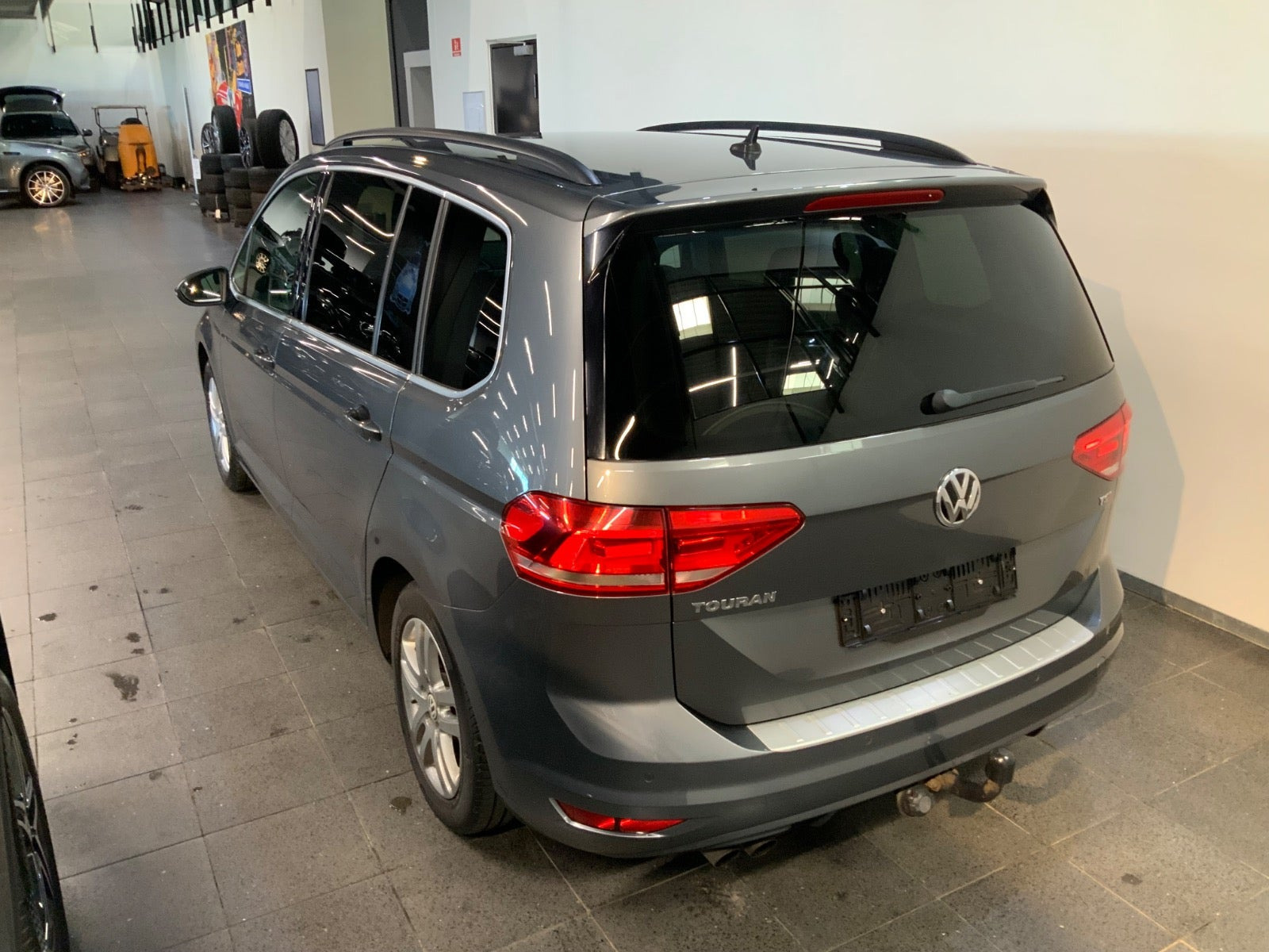 Grå VW Touran fra 2017