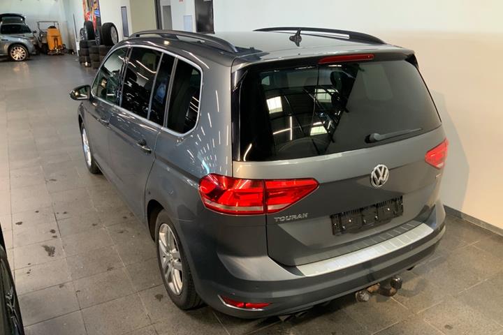 Grå VW Touran fra 2017