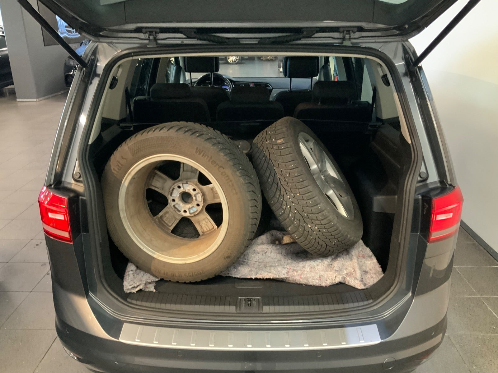 Grå VW Touran fra 2017