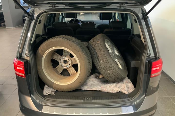 Grå VW Touran fra 2017