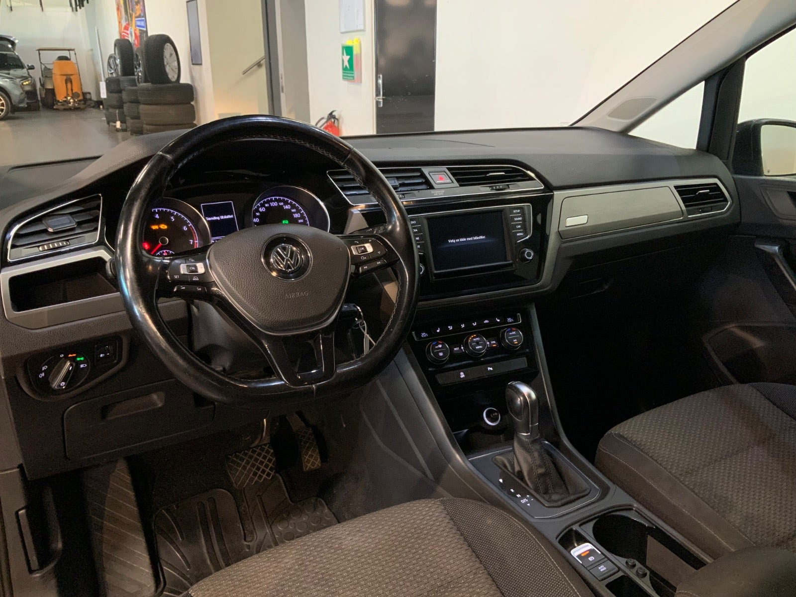 Grå VW Touran fra 2017