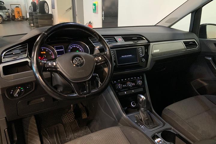 Grå VW Touran fra 2017