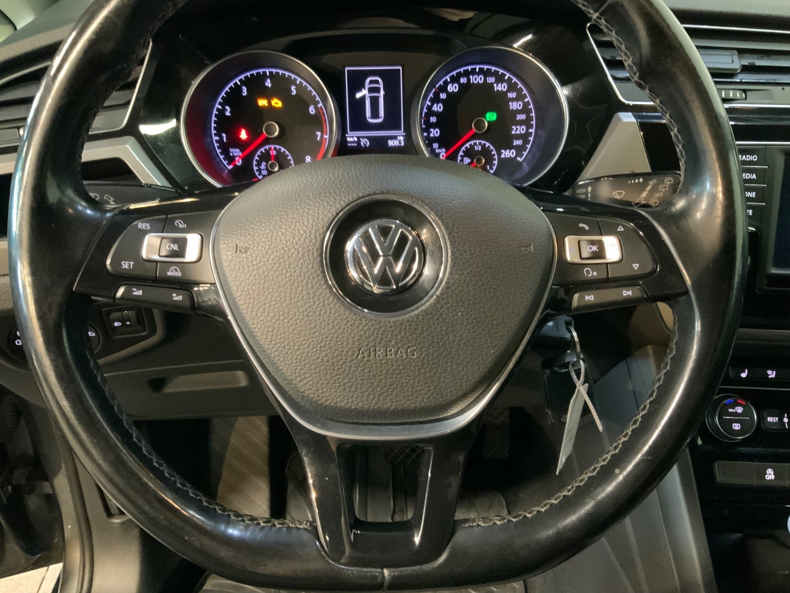 Grå VW Touran fra 2017