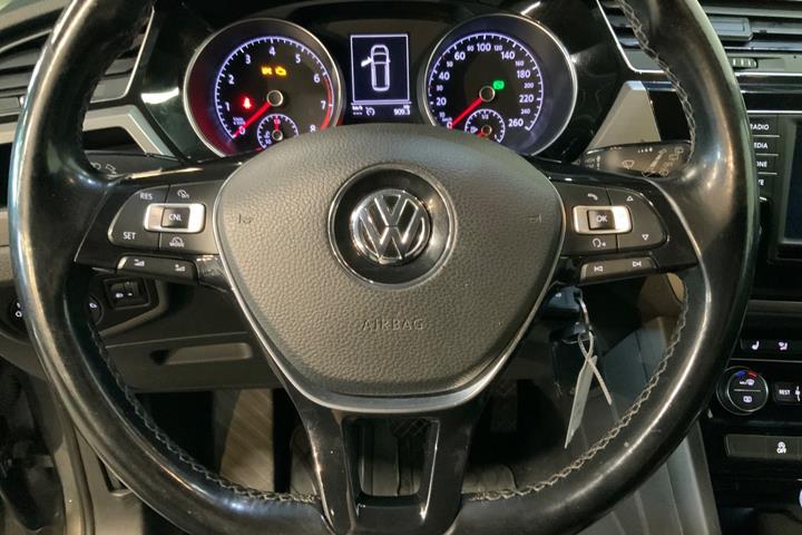 Grå VW Touran fra 2017