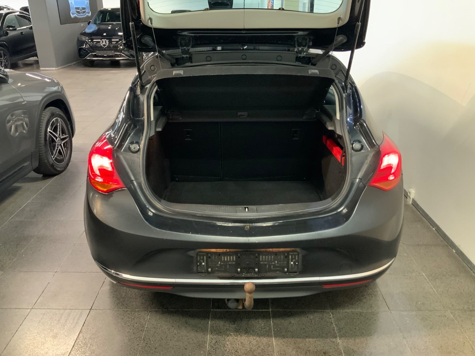 Sort Opel Astra fra 2015