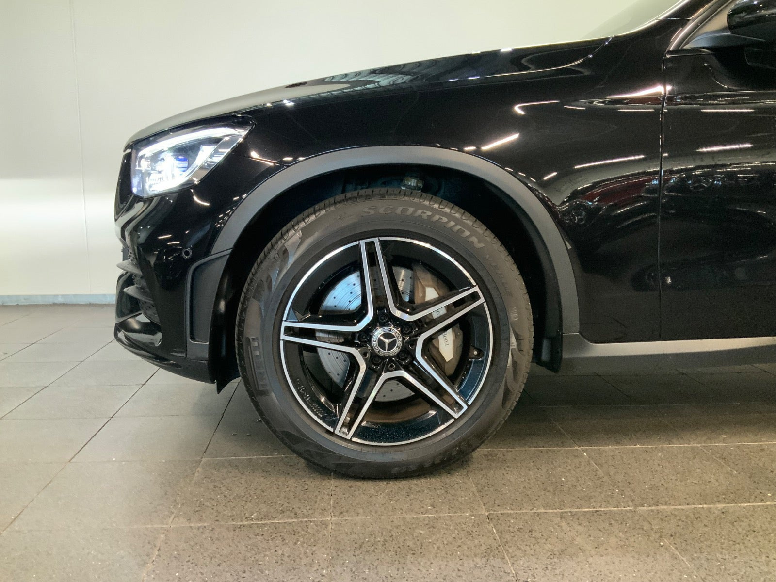 Sort Mercedes GLC200 fra 2020
