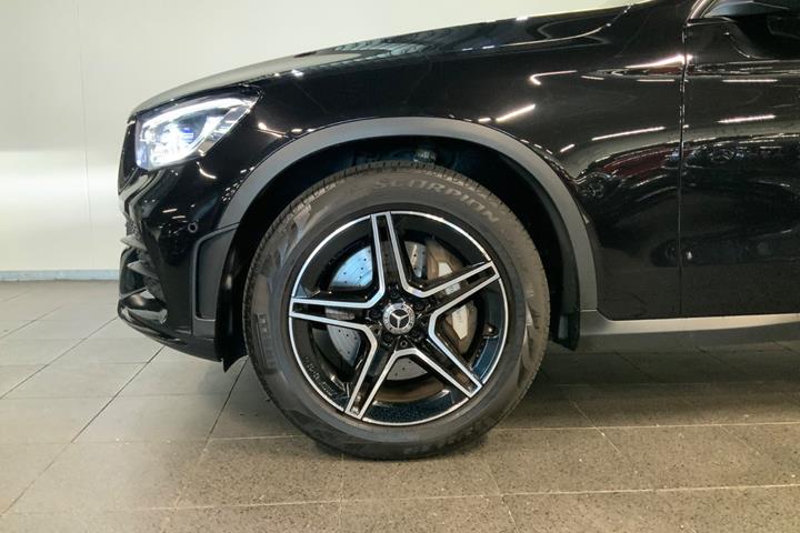 Sort Mercedes GLC200 fra 2020