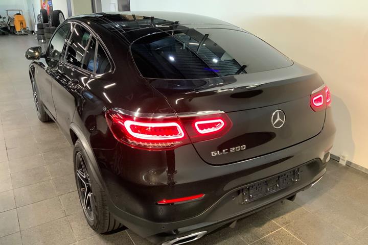 Sort Mercedes GLC200 fra 2020