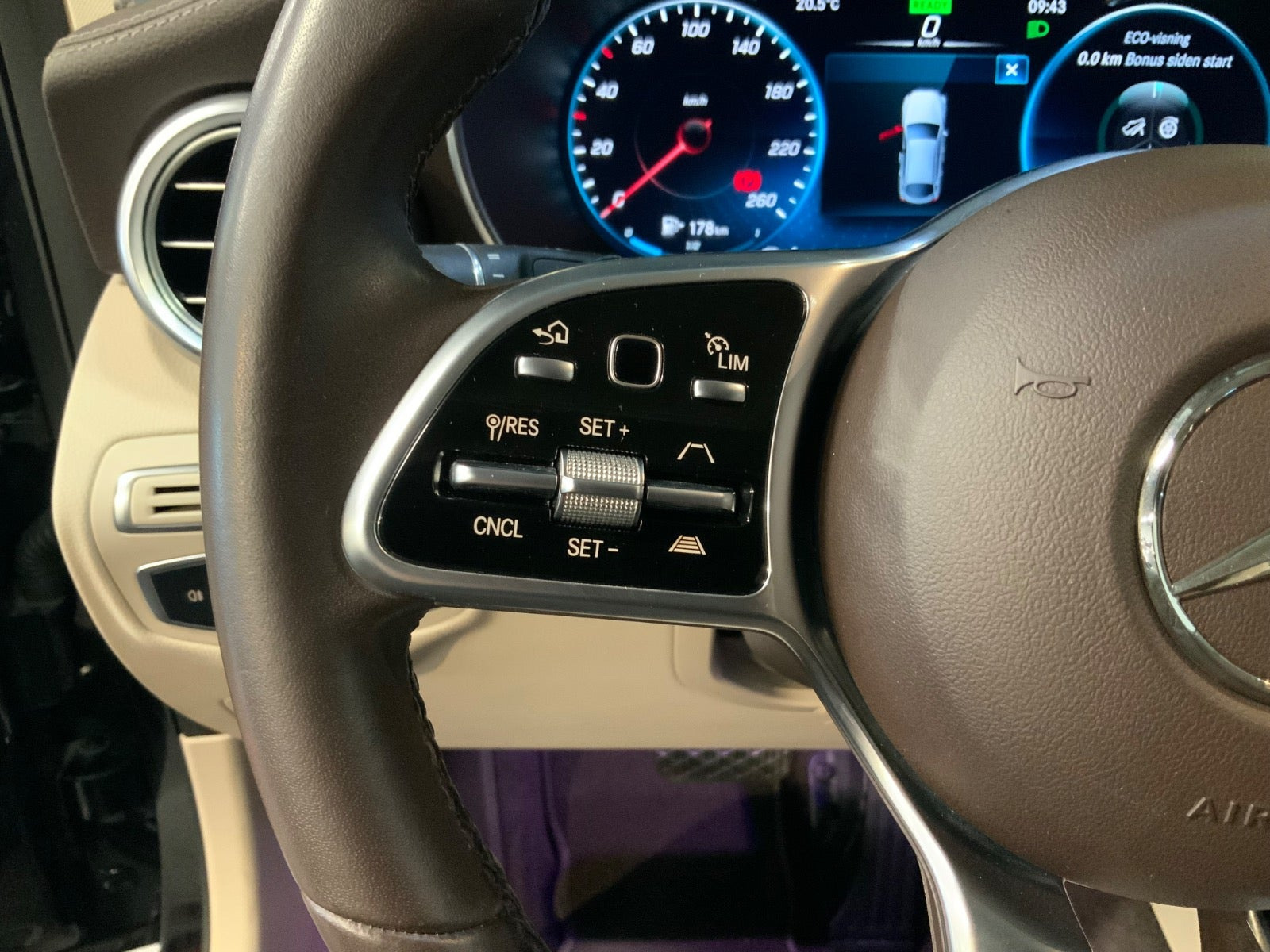 Sort Mercedes GLC200 fra 2020 set indefra