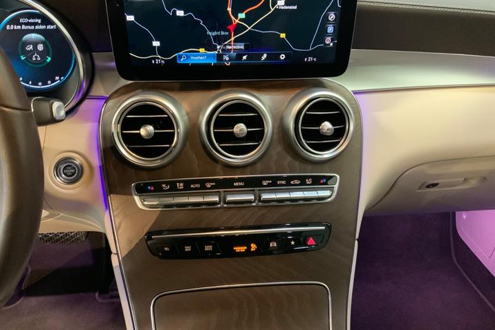Sort Mercedes GLC200 fra 2020 set indefra