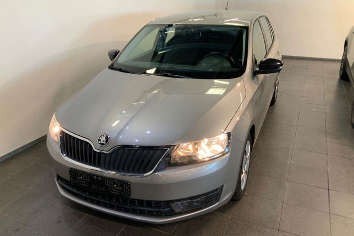 Beige Skoda Rapid fra 2017 set udefra
