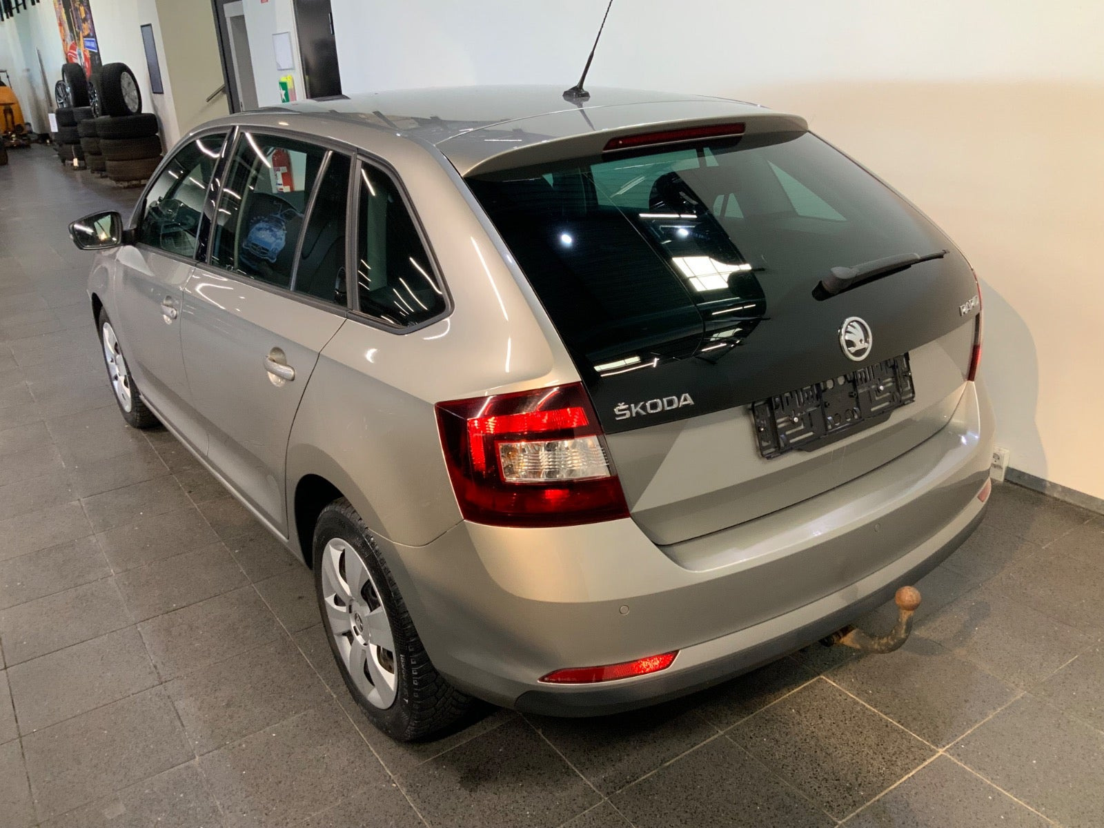 Beige Skoda Rapid fra 2017