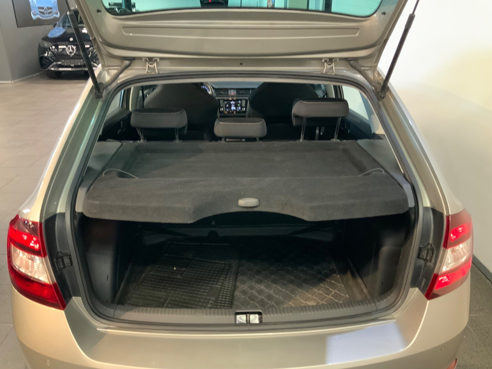 Beige Skoda Rapid fra 2017