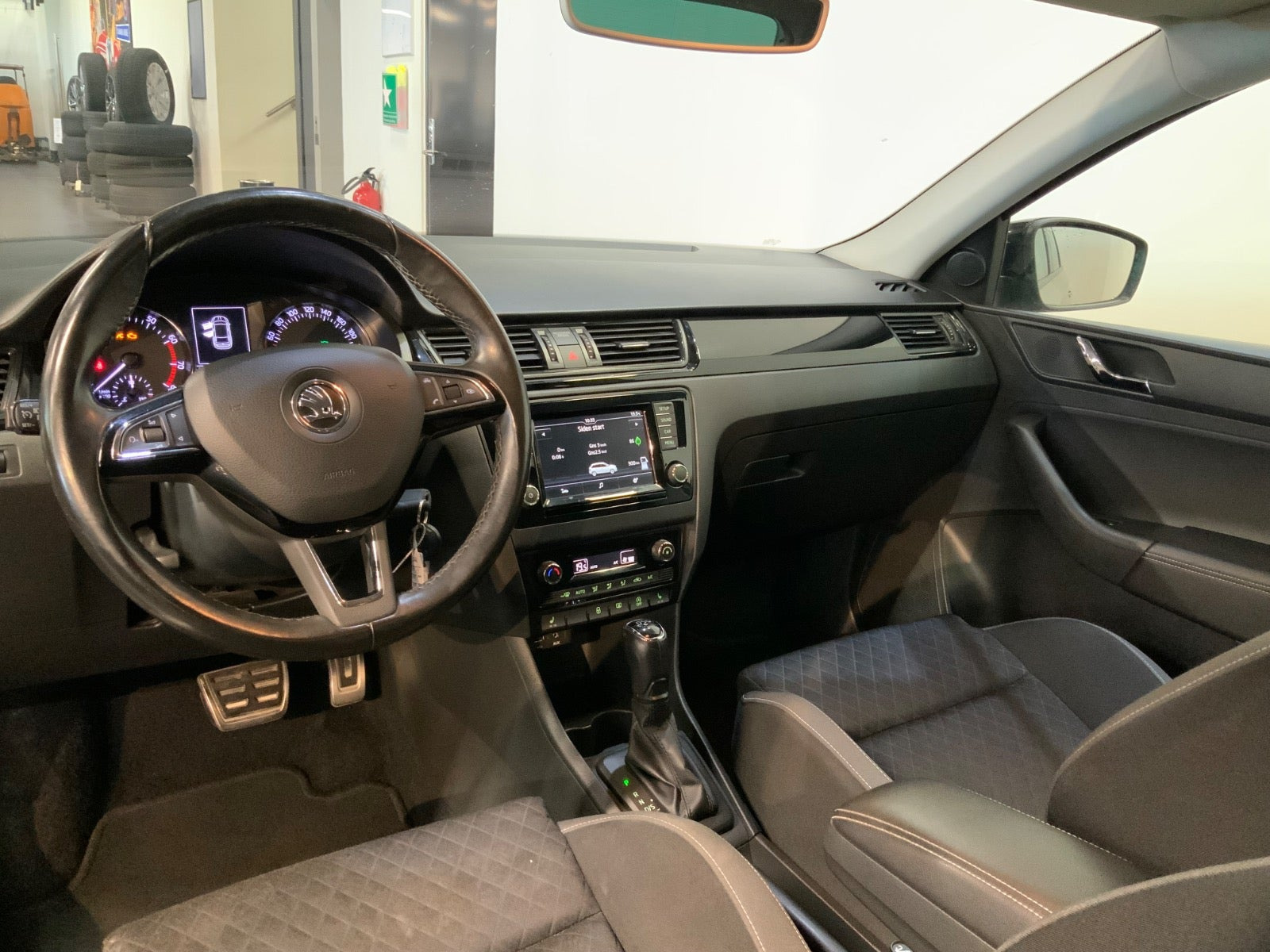 Beige Skoda Rapid fra 2017