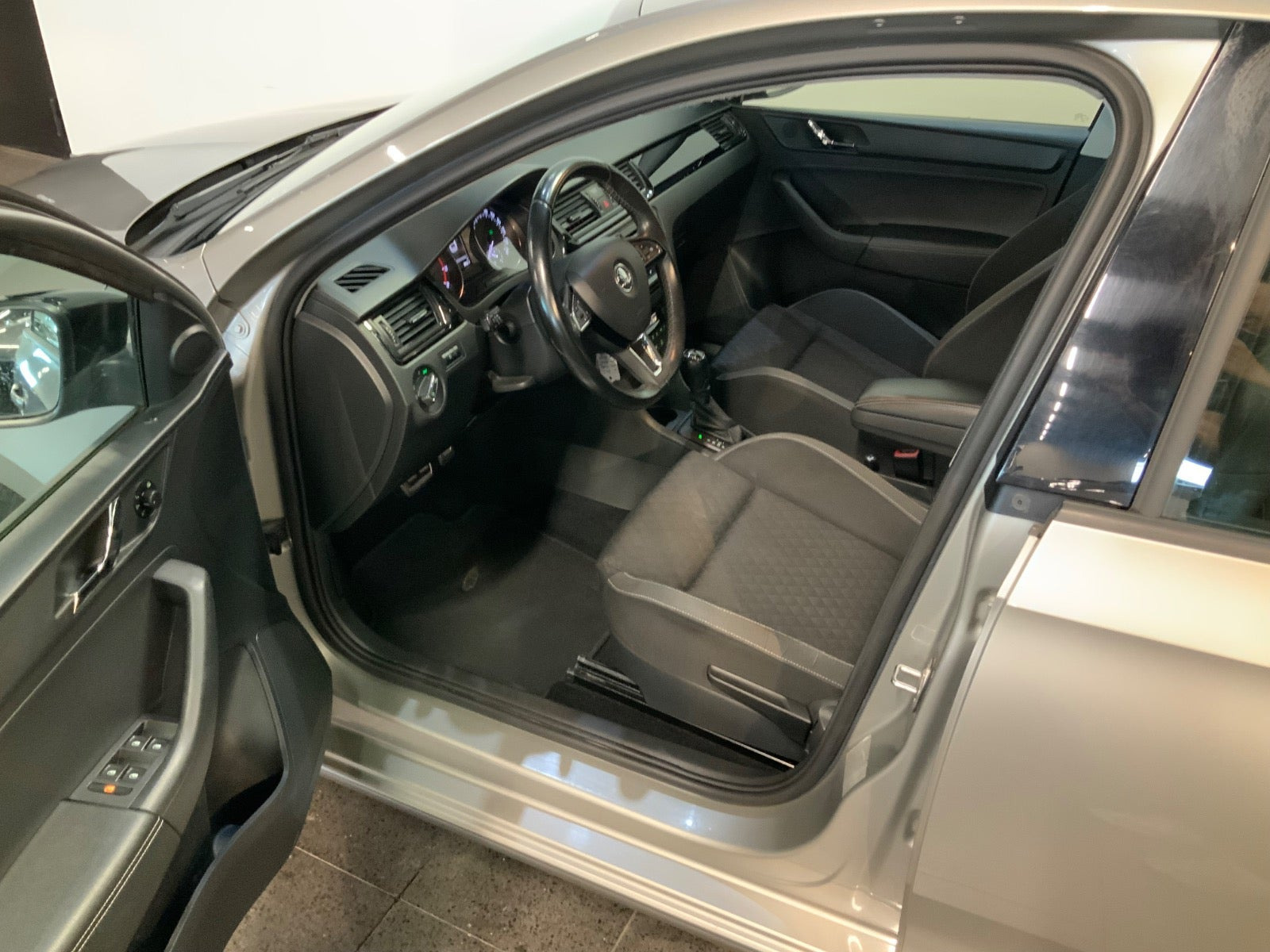 Beige Skoda Rapid fra 2017