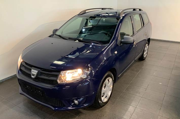 Blå Dacia Logan fra 2014 set udefra