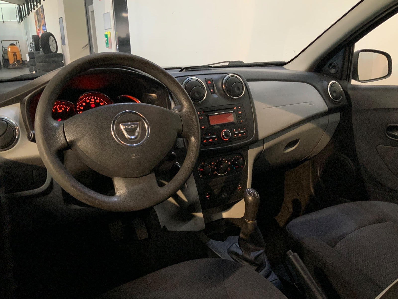 Blå Dacia Logan fra 2014