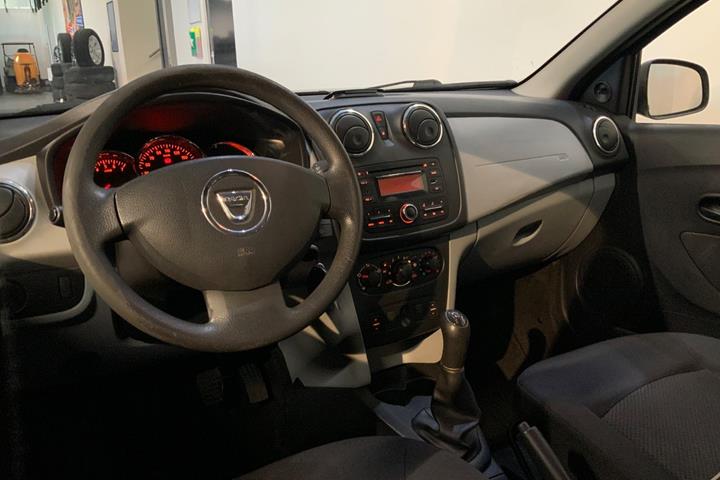 Blå Dacia Logan fra 2014