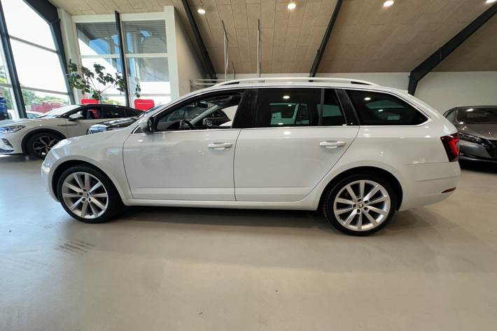 Hvid Skoda Octavia fra 2019