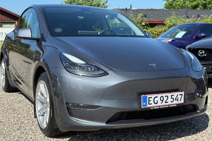 Blå Tesla Model Y fra 2021