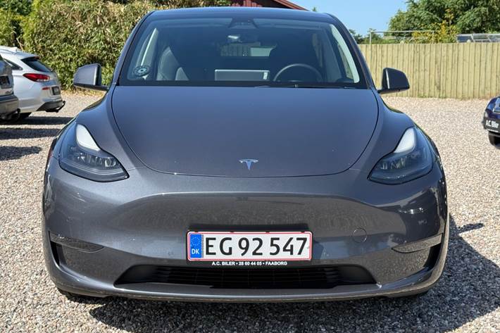 Blå Tesla Model Y fra 2021