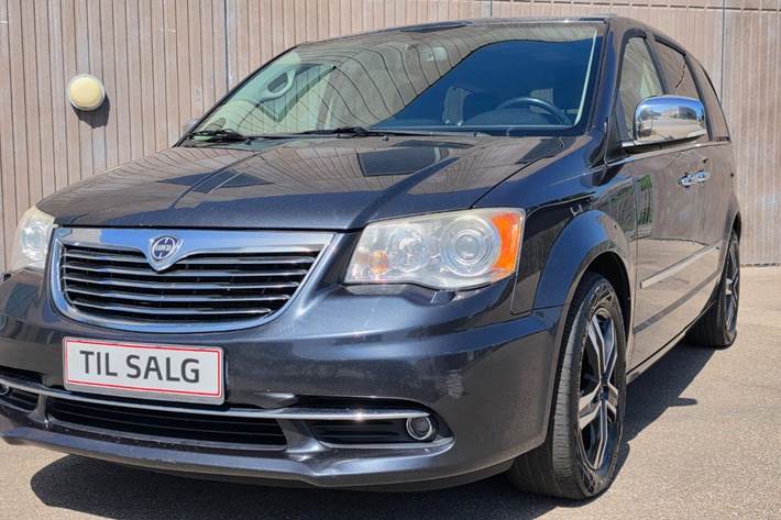 Gul Chrysler Grand Voyager fra 2014