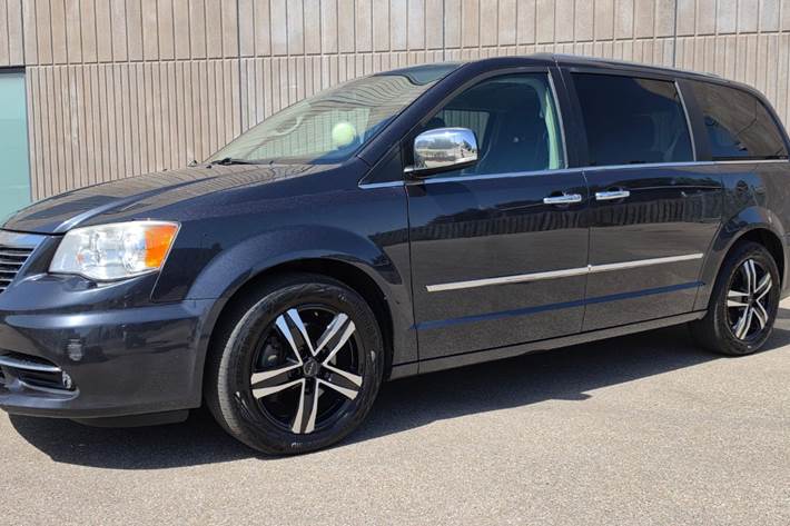 Gul Chrysler Grand Voyager fra 2014