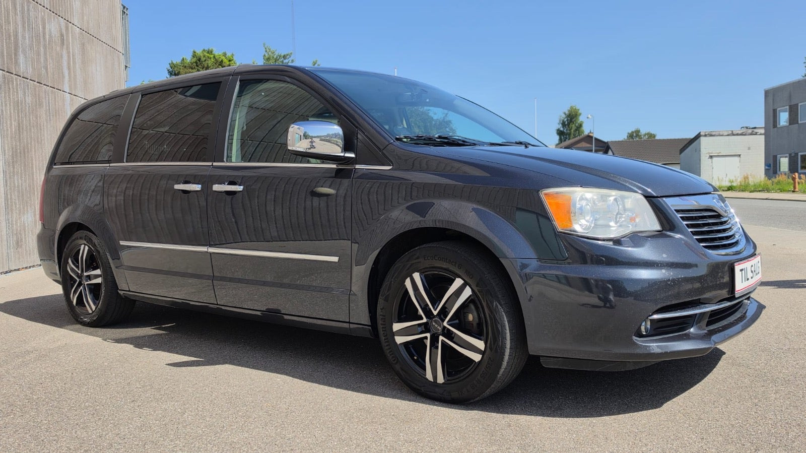 Gul Chrysler Grand Voyager fra 2014