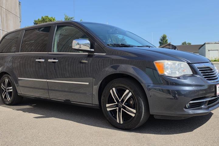 Gul Chrysler Grand Voyager fra 2014