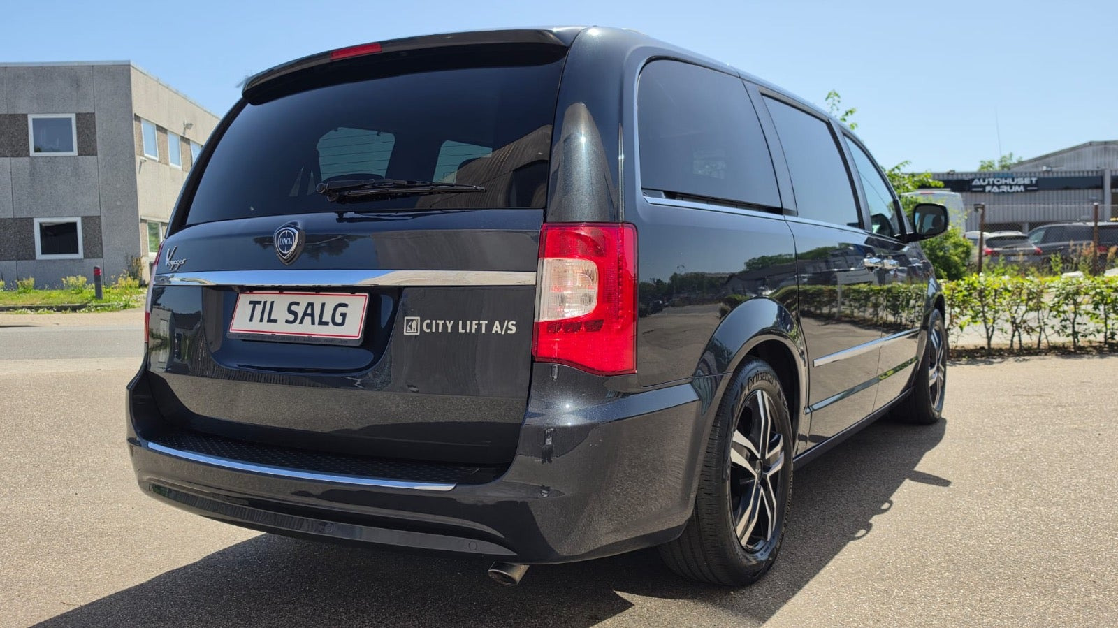 Gul Chrysler Grand Voyager fra 2014