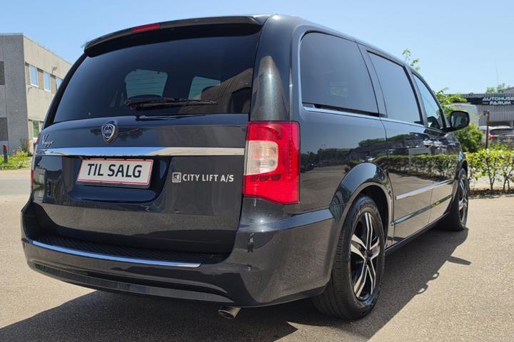 Gul Chrysler Grand Voyager fra 2014