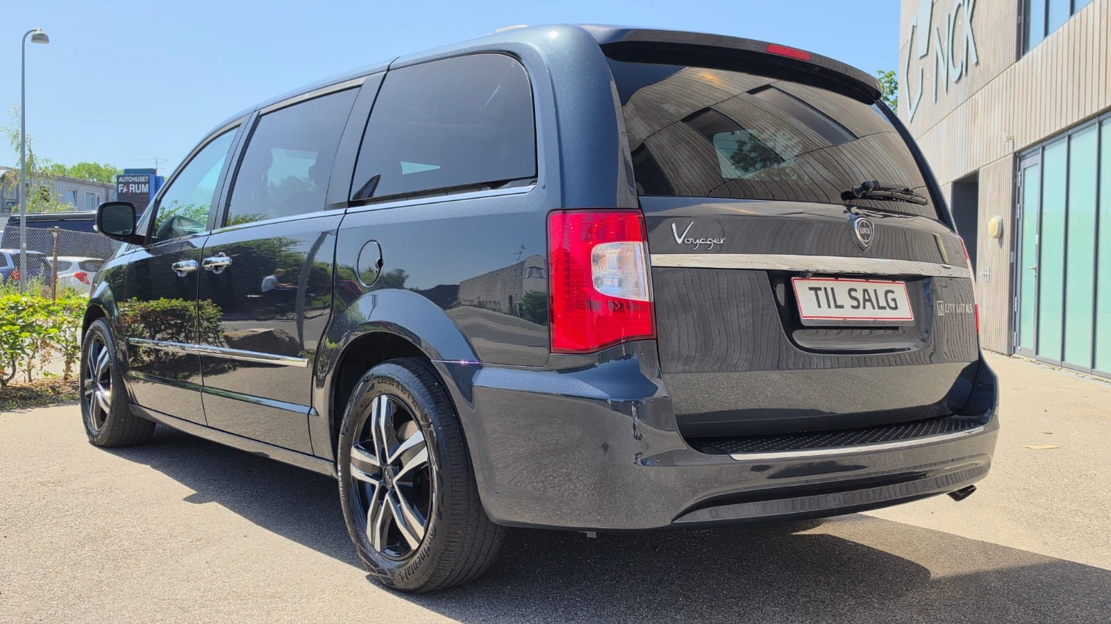 Gul Chrysler Grand Voyager fra 2014