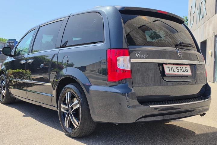 Gul Chrysler Grand Voyager fra 2014