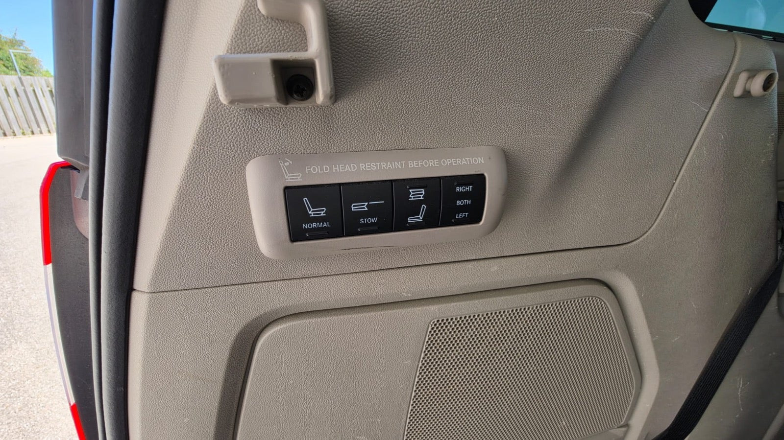 Gul Chrysler Grand Voyager fra 2014