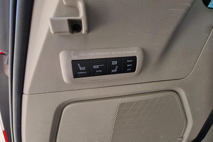 Gul Chrysler Grand Voyager fra 2014