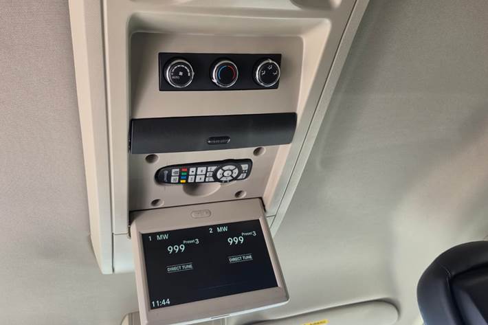 Gul Chrysler Grand Voyager fra 2014