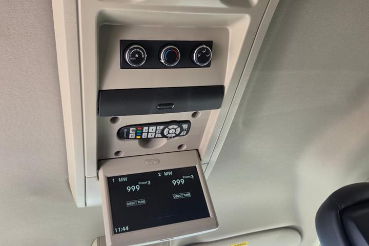 Gul Chrysler Grand Voyager fra 2014