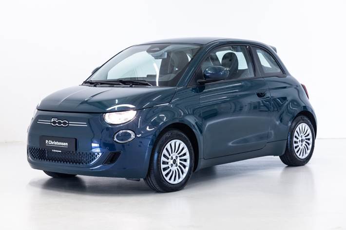 Blå Fiat 500e fra 2023 set udefra