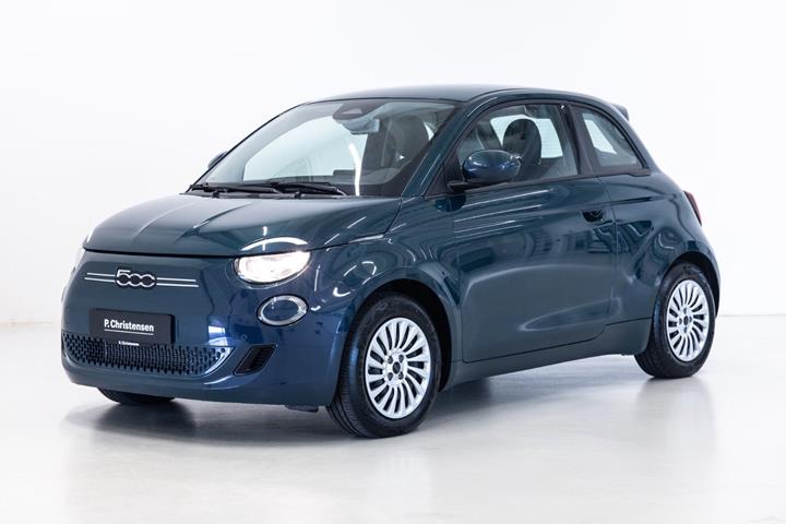 Blå Fiat 500e fra 2023 set udefra