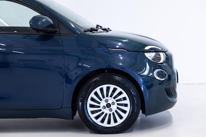 Blå Fiat 500e fra 2023