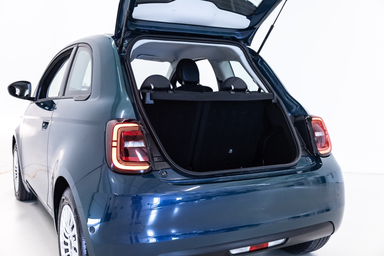 Blå Fiat 500e fra 2023