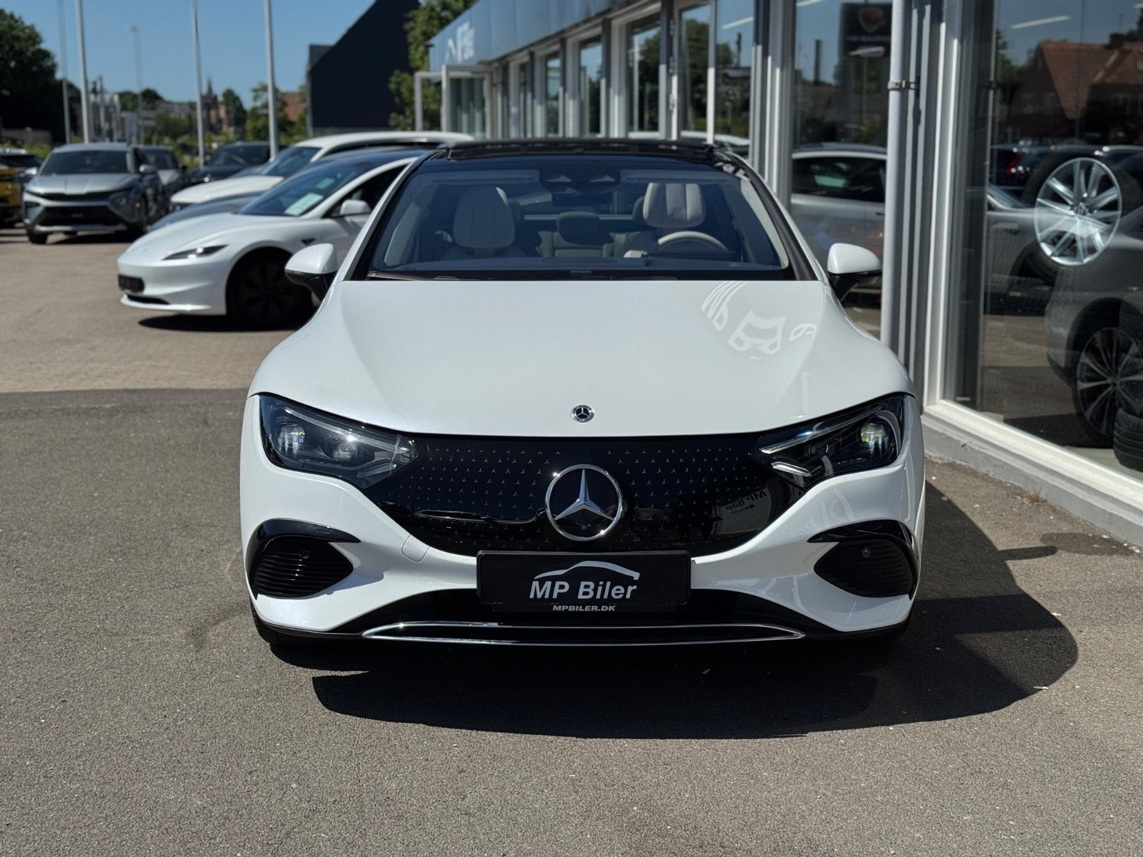 Hvid Mercedes EQE350 fra 2024